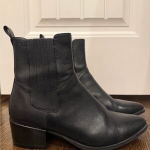 Vagabond Black Leather Ankle Booties